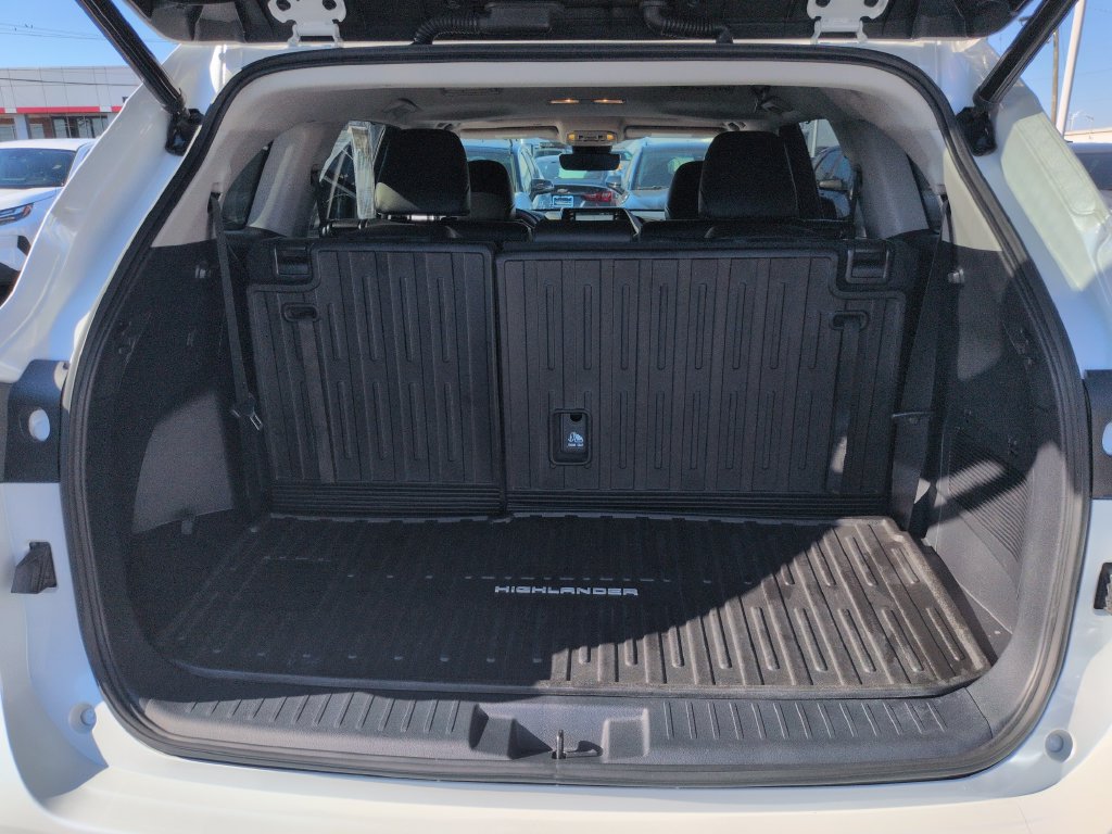 Used 2022 Toyota Highlander XLE AWD/4WD image 23