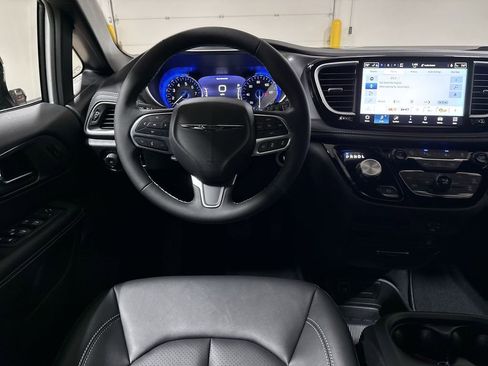 New 2026 Chrysler Pacifica Select AWD/4WD image 11