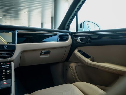 Certified 2025 Porsche Macan image 26