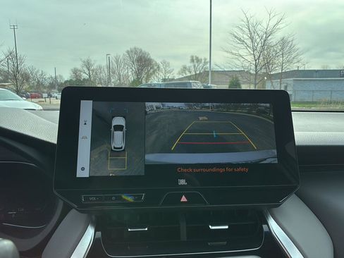 Used 2023 Toyota Venza Limited image 31