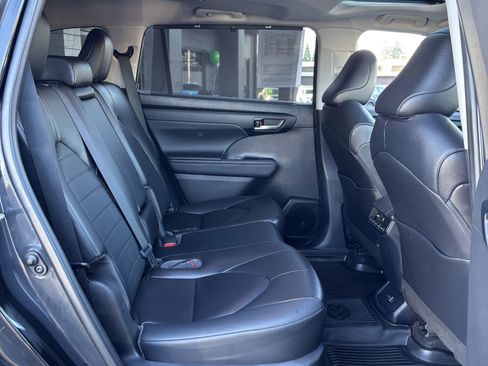 Used 2023 Toyota Highlander XLE image 12