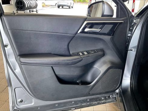 Used 2024 Mitsubishi Outlander SE FWD image 2