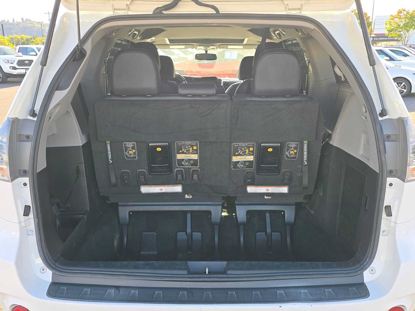 Used 2016 Toyota Sienna SE w/ SE Preferred Package FWD image 16