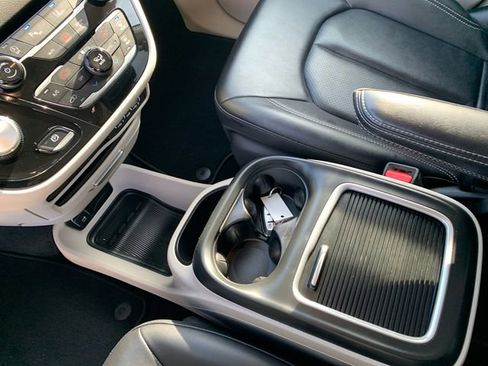 Used 2024 Chrysler Pacifica Touring-L image 37