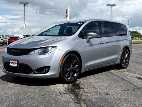 Used 2018 Chrysler Pacifica Touring Plus w/ S Appearance Package FWD image 7