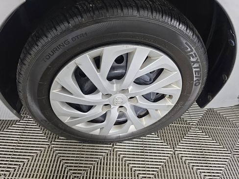 Used 2018 Toyota Corolla LE image 10