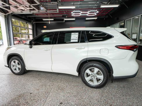 Used 2021 Toyota Highlander LE AWD/4WD image 2