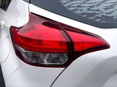 Used 2018 Nissan Kicks SR image 25