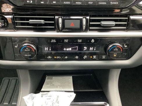 New 2025 Nissan Pathfinder SL w/ Black Appearance Package image 22