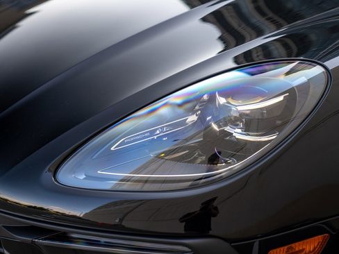 Certified 2025 Porsche Macan image 30