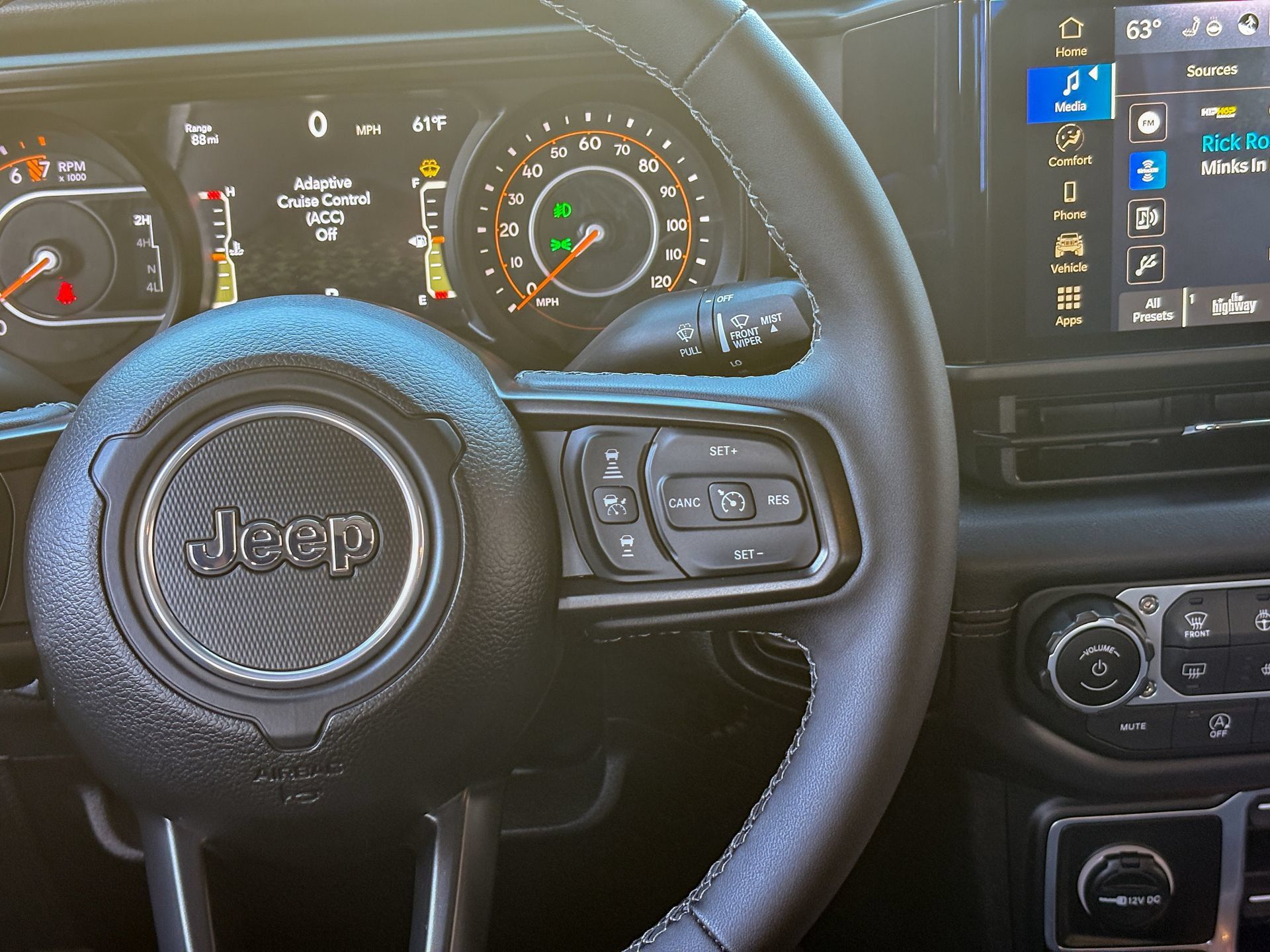 Used 2025 Jeep Gladiator Rubicon w/ Convenience Group AWD/4WD image 27