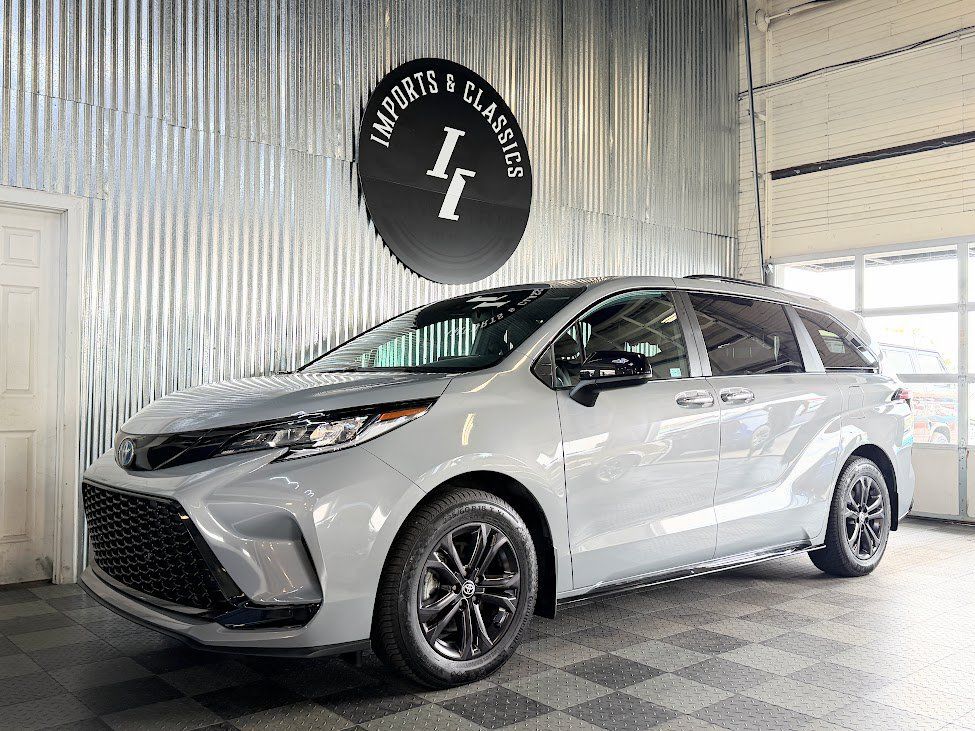 Used 2025 Toyota Sienna XSE AWD/4WD image 1