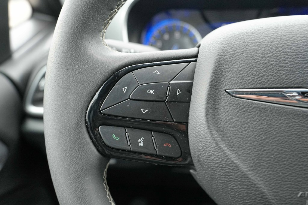 Used 2025 Chrysler Pacifica Limited FWD image 34