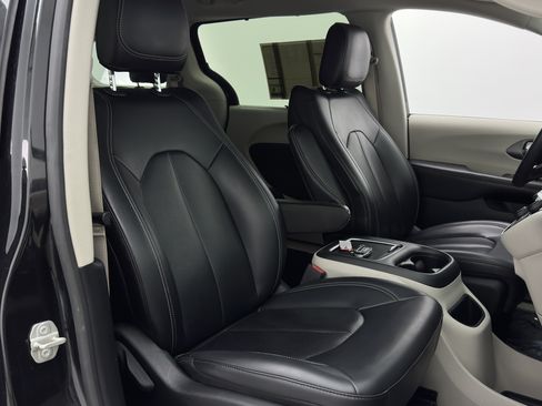 Used 2023 Chrysler Pacifica Touring-L FWD image 37