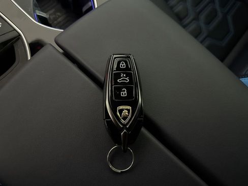 Used 2025 Lamborghini Urus SE AWD/4WD image 53