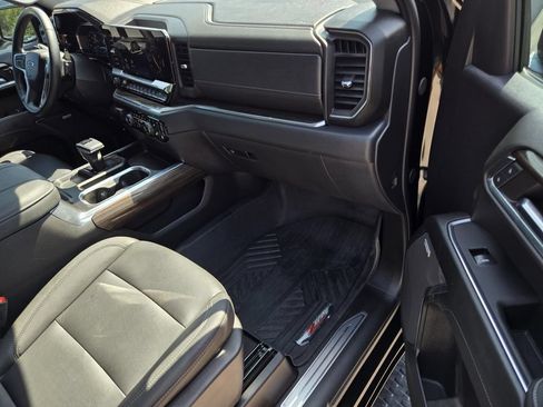 Used 2024 Chevrolet Silverado 1500 LT Trail Boss w/ LT Trail Boss Premium Package AWD/4WD image 8