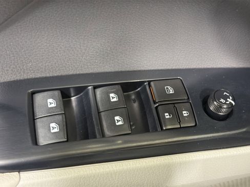 Used 2018 Toyota Camry SE w/ Convenience Package image 13