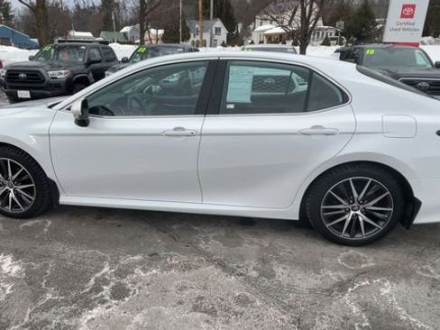 Used 2022 Toyota Camry XLE w/ Navigation Upgrade Package image 5