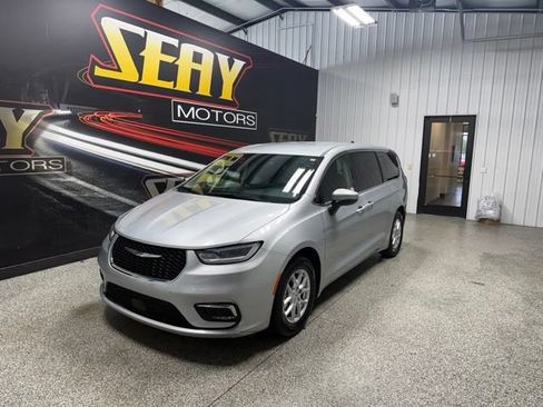 Used 2023 Chrysler Pacifica Touring-L FWD image 1
