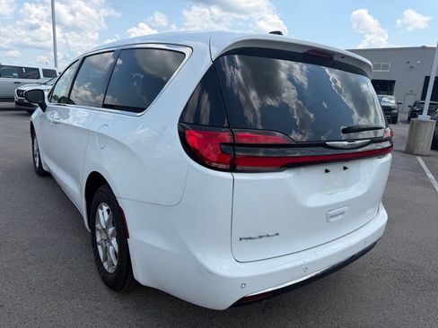 Used 2023 Chrysler Pacifica Touring-L FWD image 21