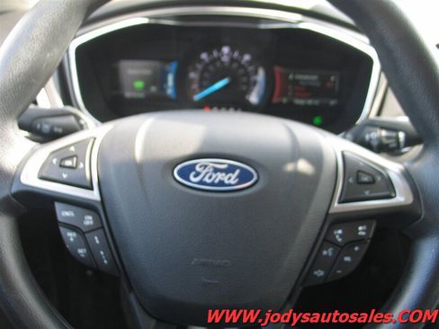 Used 2020 Ford Fusion SE FWD image 15