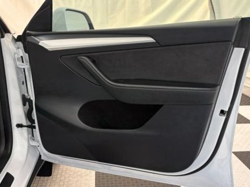 Used 2024 Tesla Model Y 2WD image 23