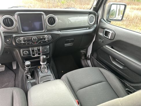 Used 2023 Jeep Gladiator Overland image 19