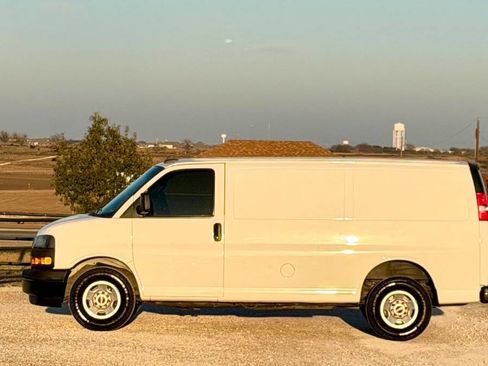 Used 2018 GMC Savana 2500 w/ Driver Convenience Package image 3