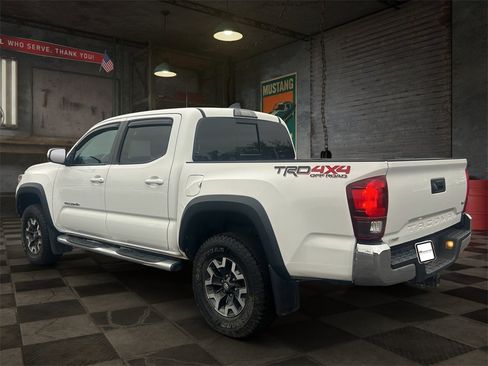 Used 2019 Toyota Tacoma TRD Off-Road image 4