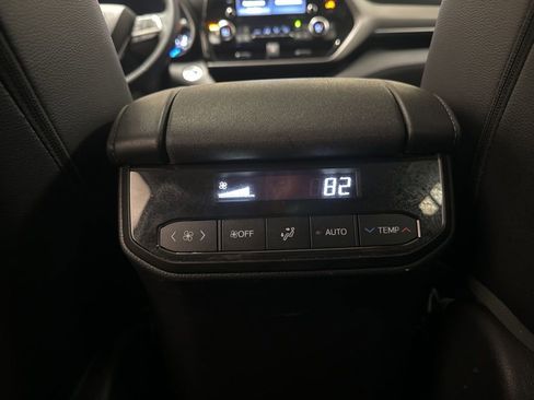 Used 2020 Toyota Highlander XLE image 23