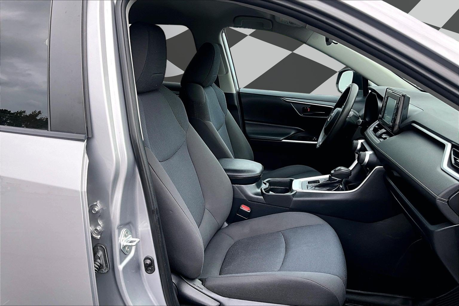 Used 2019 Toyota RAV4 LE AWD/4WD image 9