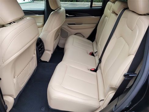 Used 2024 Jeep Grand Cherokee Limited image 9