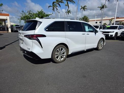 Used 2023 Toyota Sienna Platinum FWD image 7