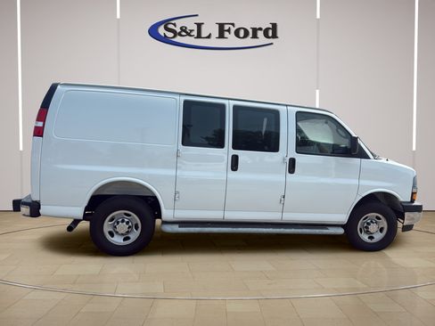Used 2025 Chevrolet Express 2500 w/ Driver Convenience Package RWD image 9