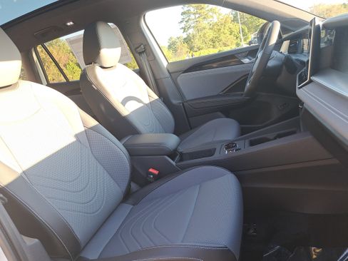 New 2026 Volkswagen Tiguan SE R-Line image 10