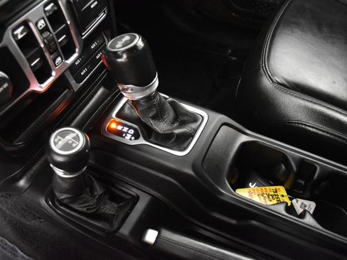 Used 2020 Jeep Wrangler Unlimited Sahara image 35