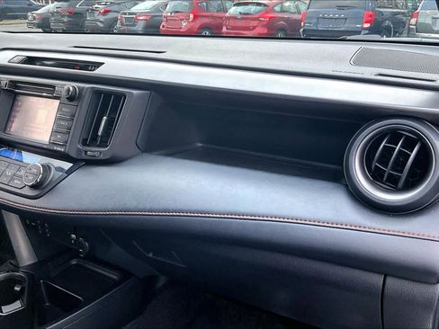 Used 2018 Toyota RAV4 SE image 18