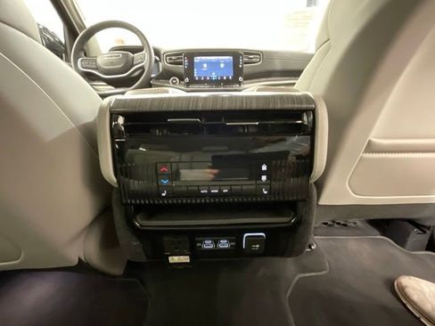 Used 2024 Jeep Wagoneer L Series II w/ Flexible Seating Group RWD image 26