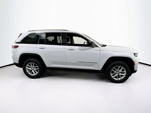 Used 2023 Jeep Grand Cherokee Laredo AWD/4WD image 4
