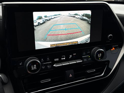Used 2023 Toyota Highlander XLE FWD image 26