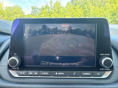 Used 2024 Nissan Rogue S image 32