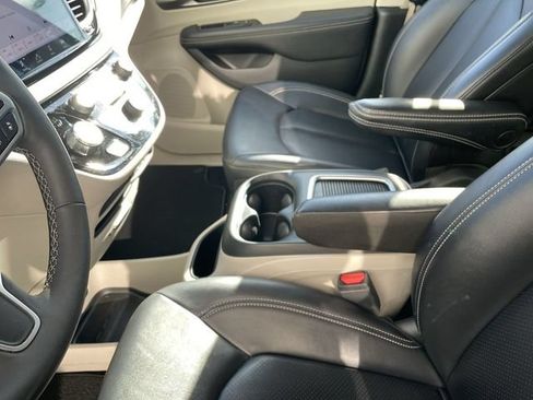Used 2024 Chrysler Pacifica Touring-L FWD image 20