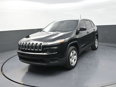 Used 2017 Jeep Cherokee Sport image 4