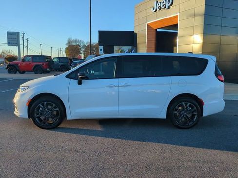 New 2026 Chrysler Pacifica Select AWD/4WD image 7