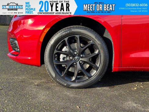 New 2026 Chrysler Pacifica Limited w/ S Appearance Package image 14