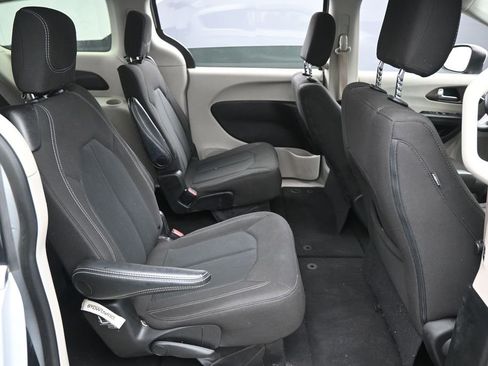Used 2022 Chrysler Voyager LX FWD image 33