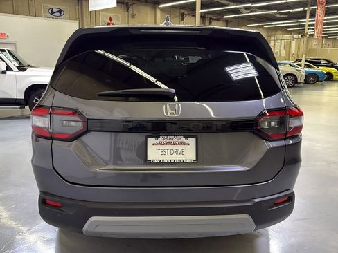 Used 2025 Honda Pilot EX image 9