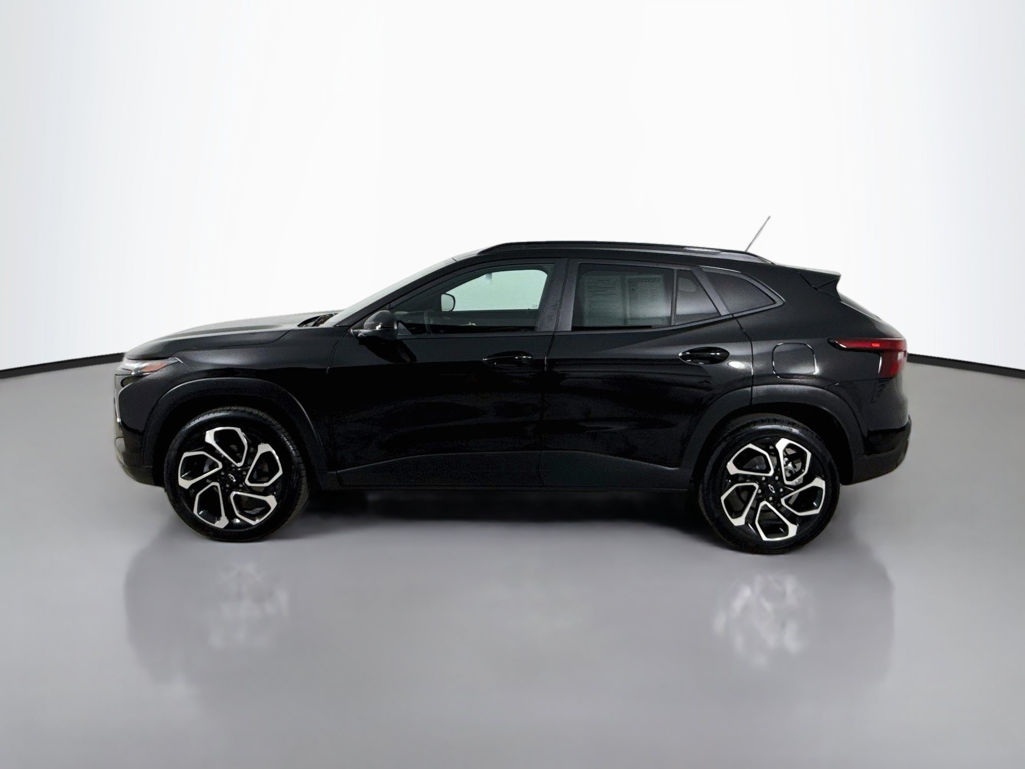Used 2025 Chevrolet Trax RS w/ Sunroof Package FWD image 4