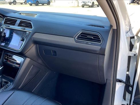 Used 2024 Volkswagen Tiguan SE AWD/4WD image 38