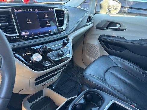 Used 2022 Chrysler Pacifica Touring-L image 41